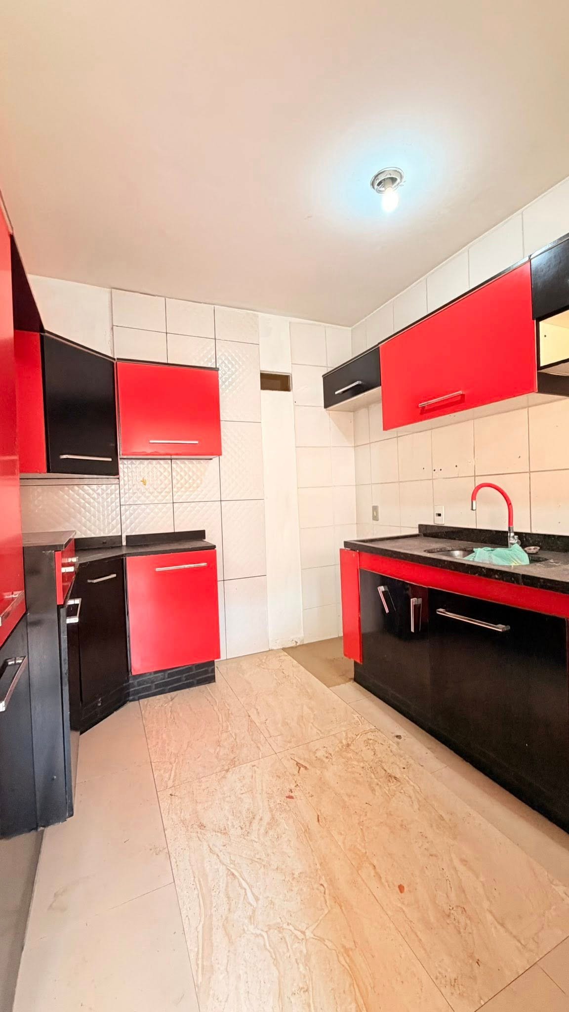 Aluga-se apartamento com 4 cômodos