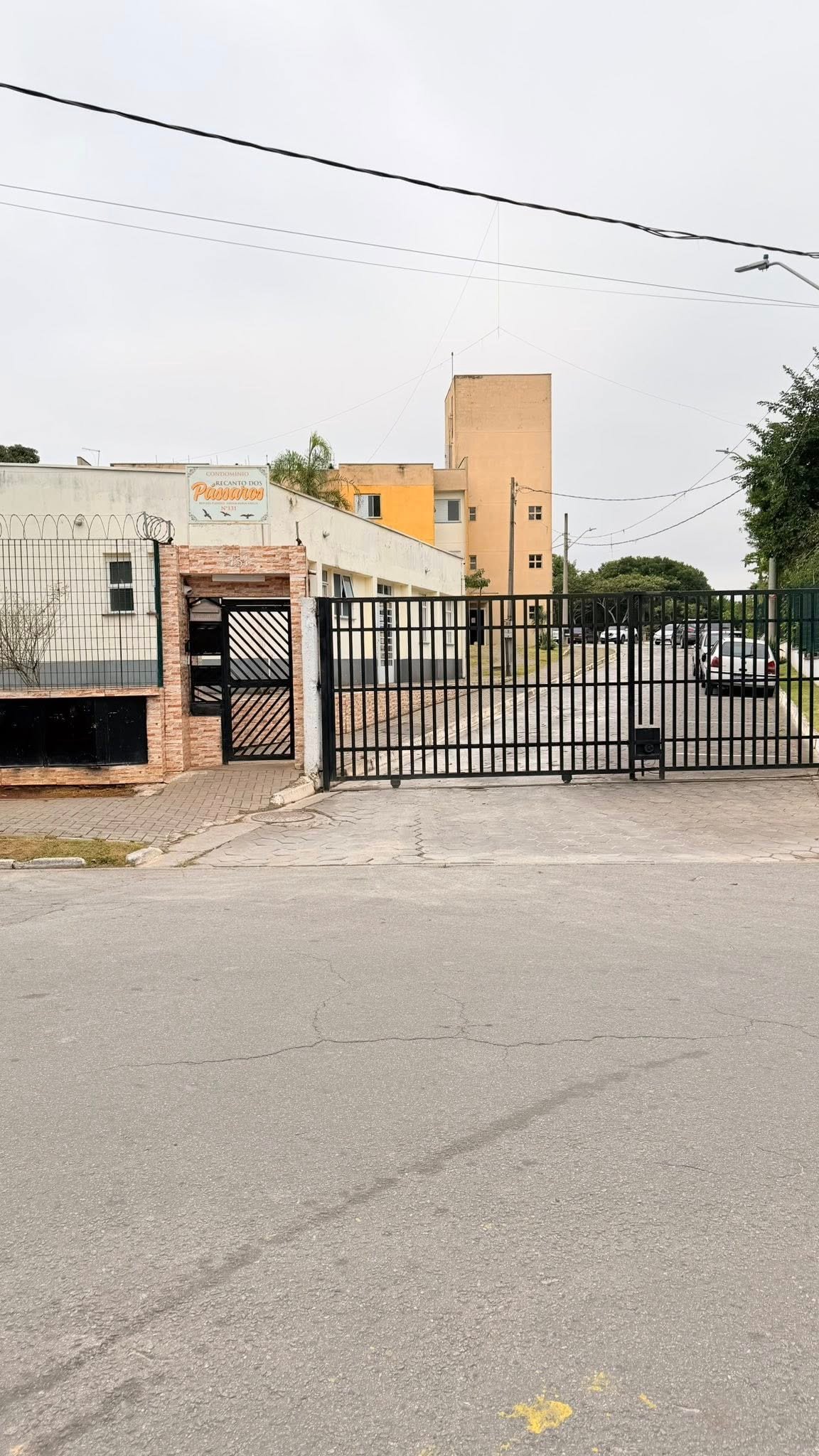Aluga-se apartamento com 4 cômodos