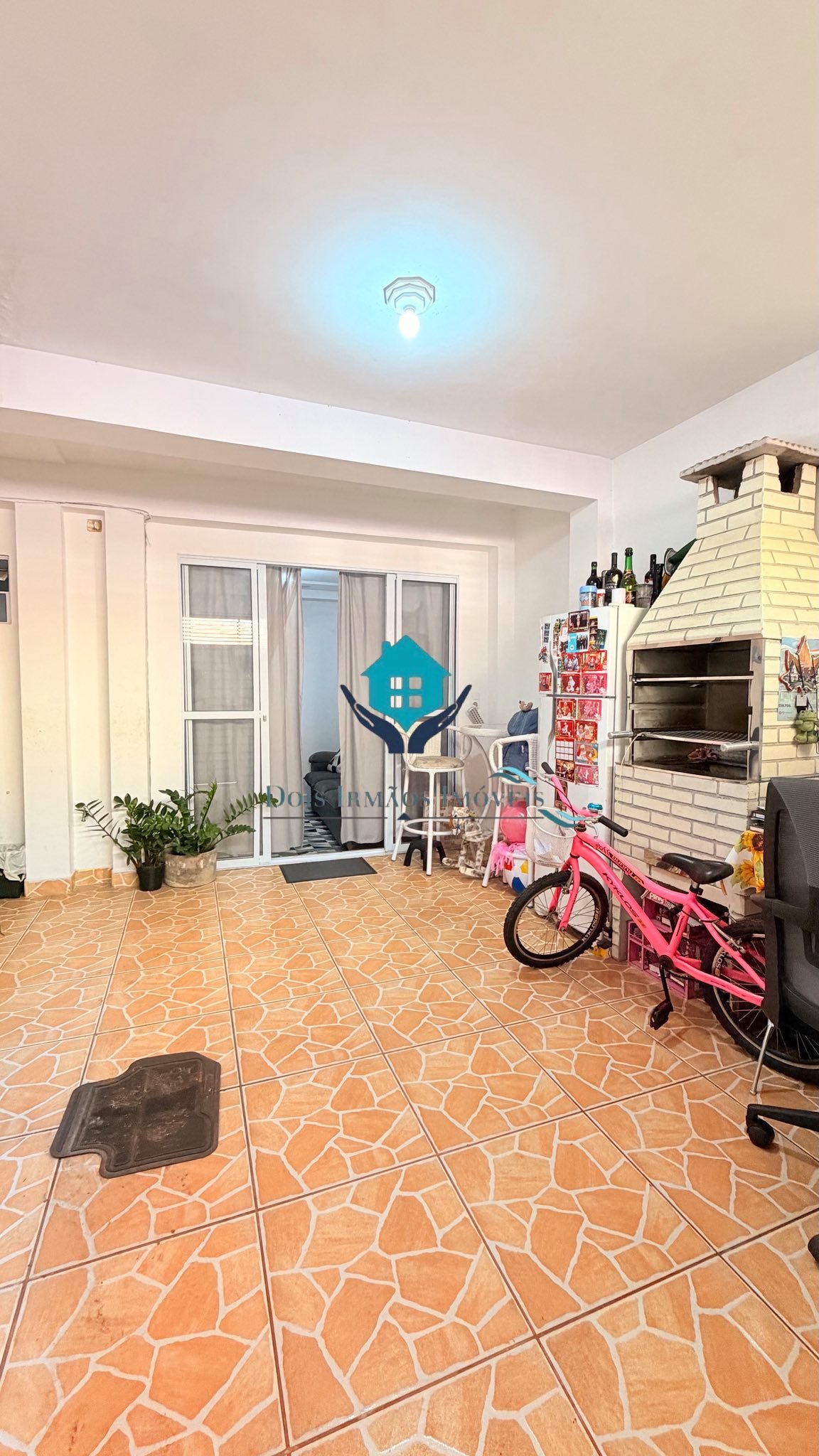 Aluga-se 4 cômodos com garagem para 2 carros, individual