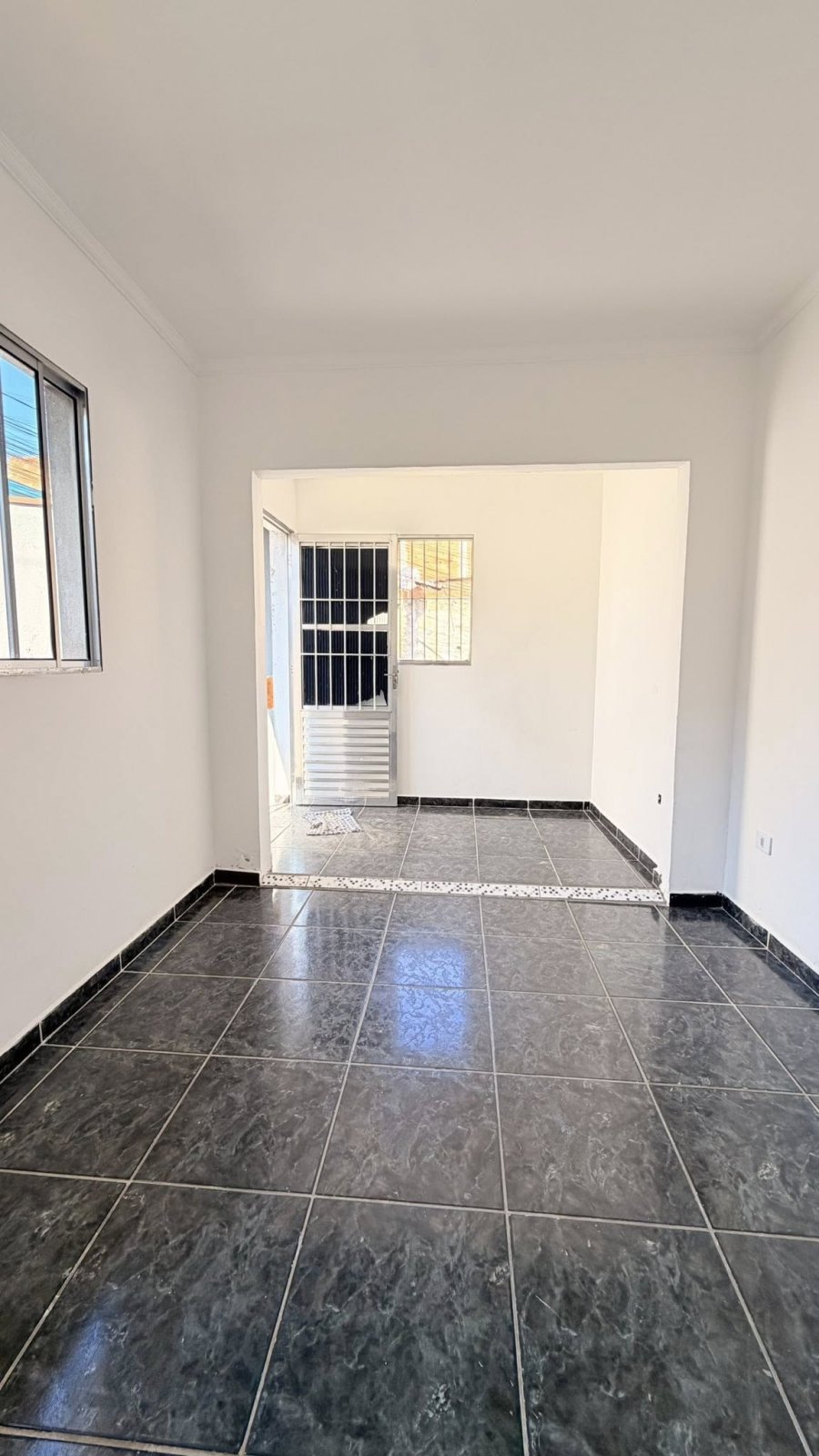 Aluga-se imóvel com 4 cômodos e área de serviço