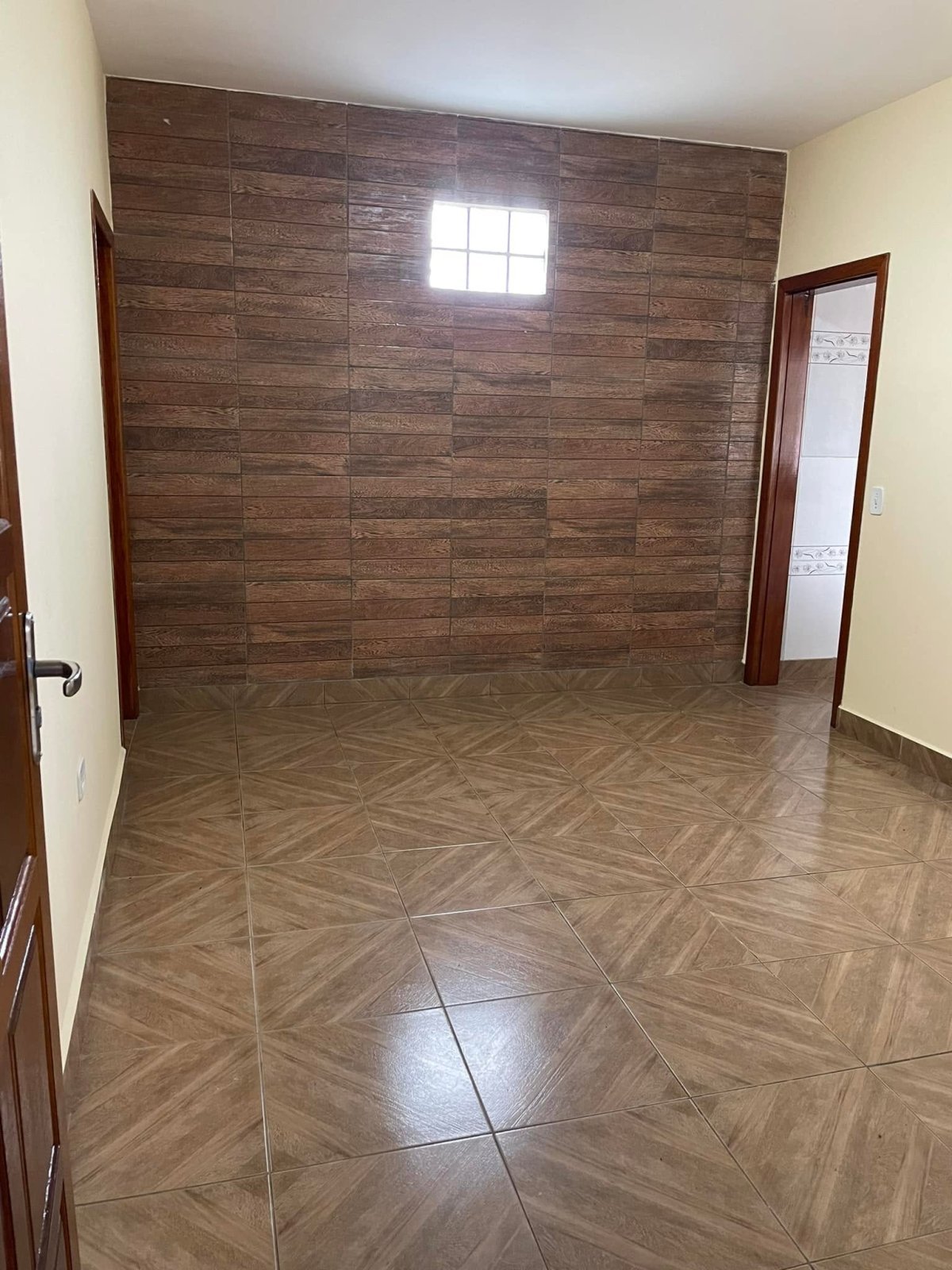 Aluga-se imóvel com 4 cômodos e sacada