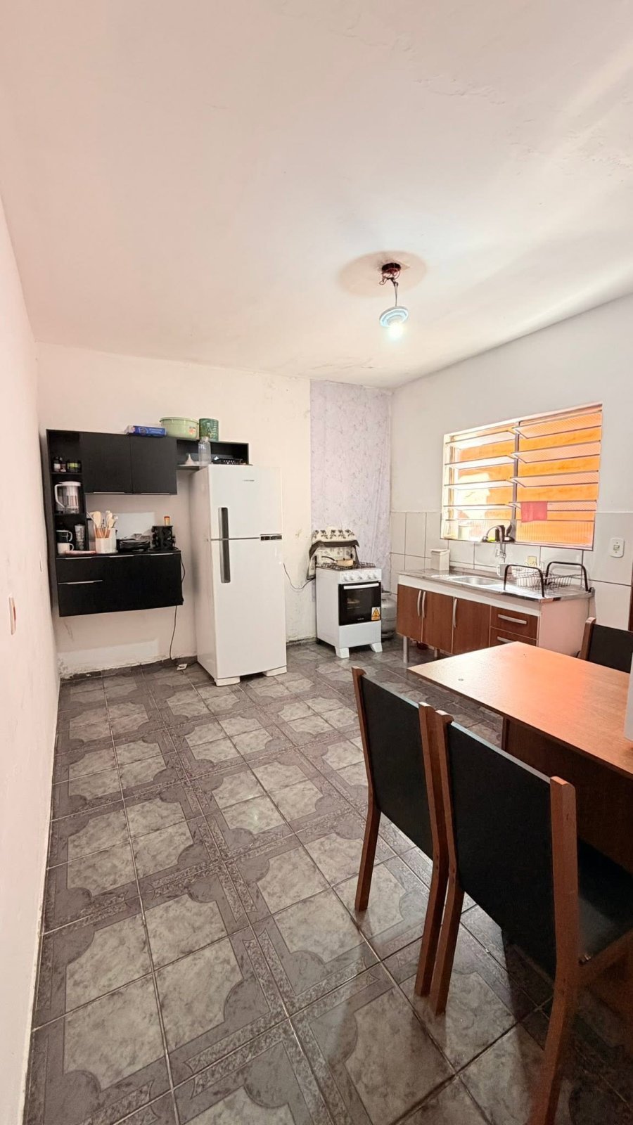 Vende-se imóvel com 2 cômodos e garagem